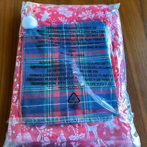 Cuddl Duds Christmas Pajama set with plaid zippered pouch. NWT size Medium - Picture 4 of 4